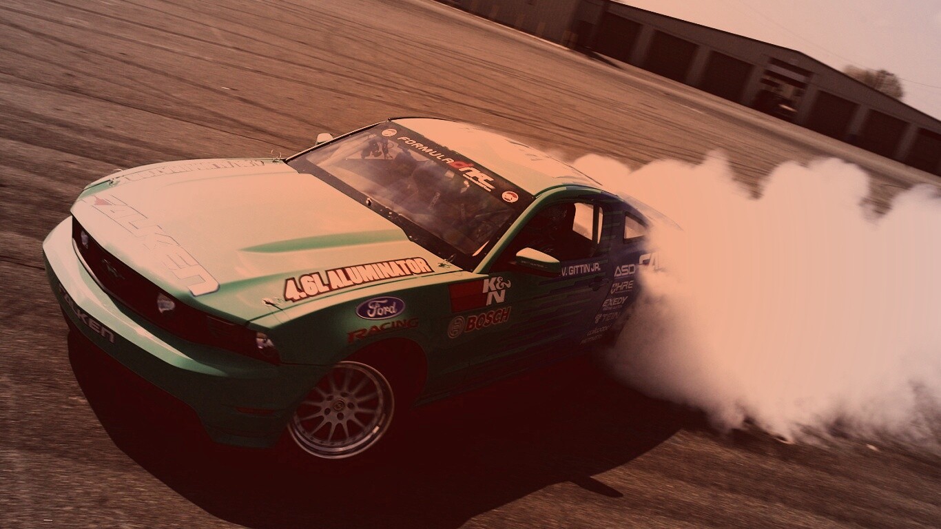 Мустанг дрифтует обои