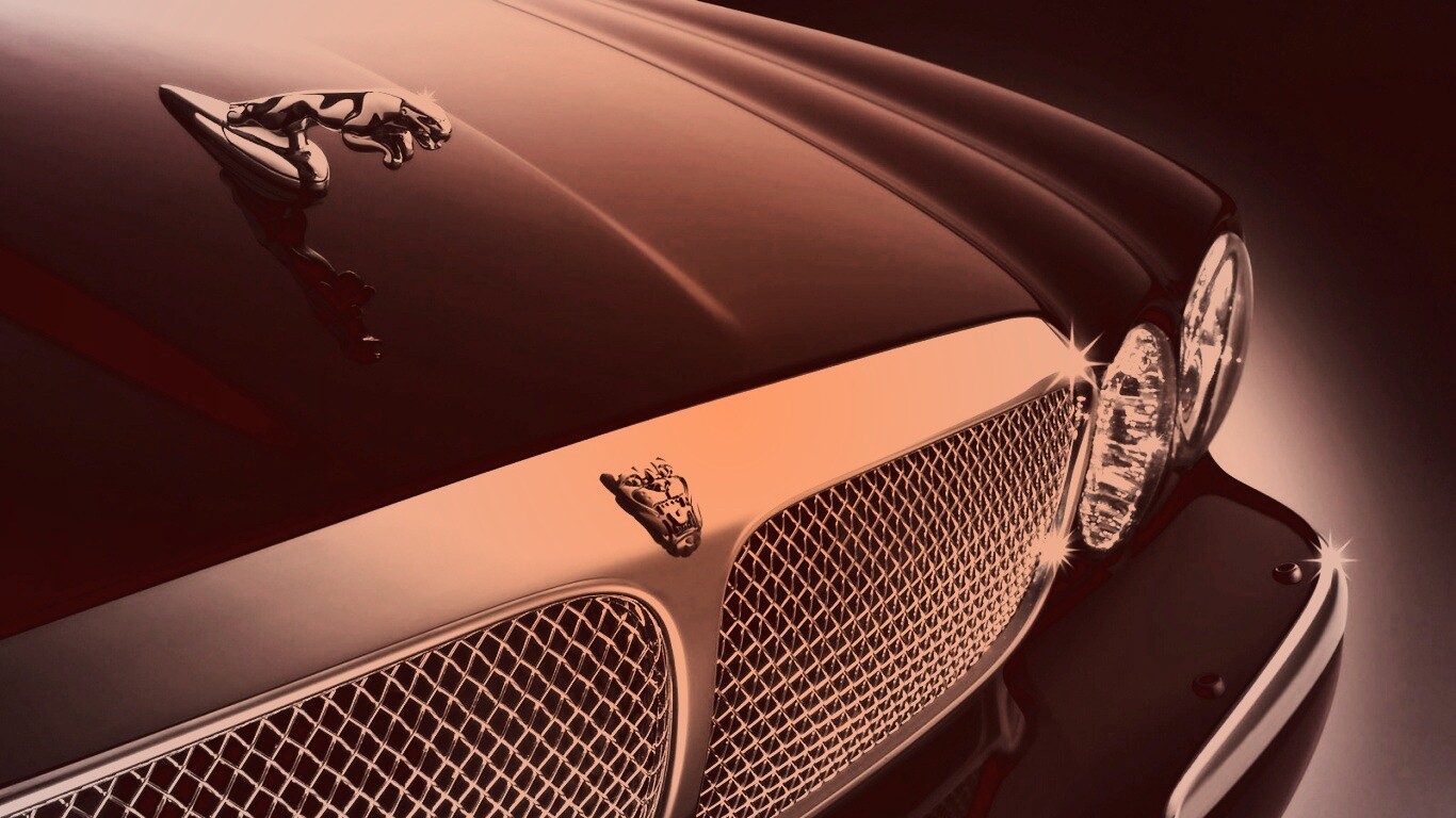 Капот и эмблема Ягуара обои