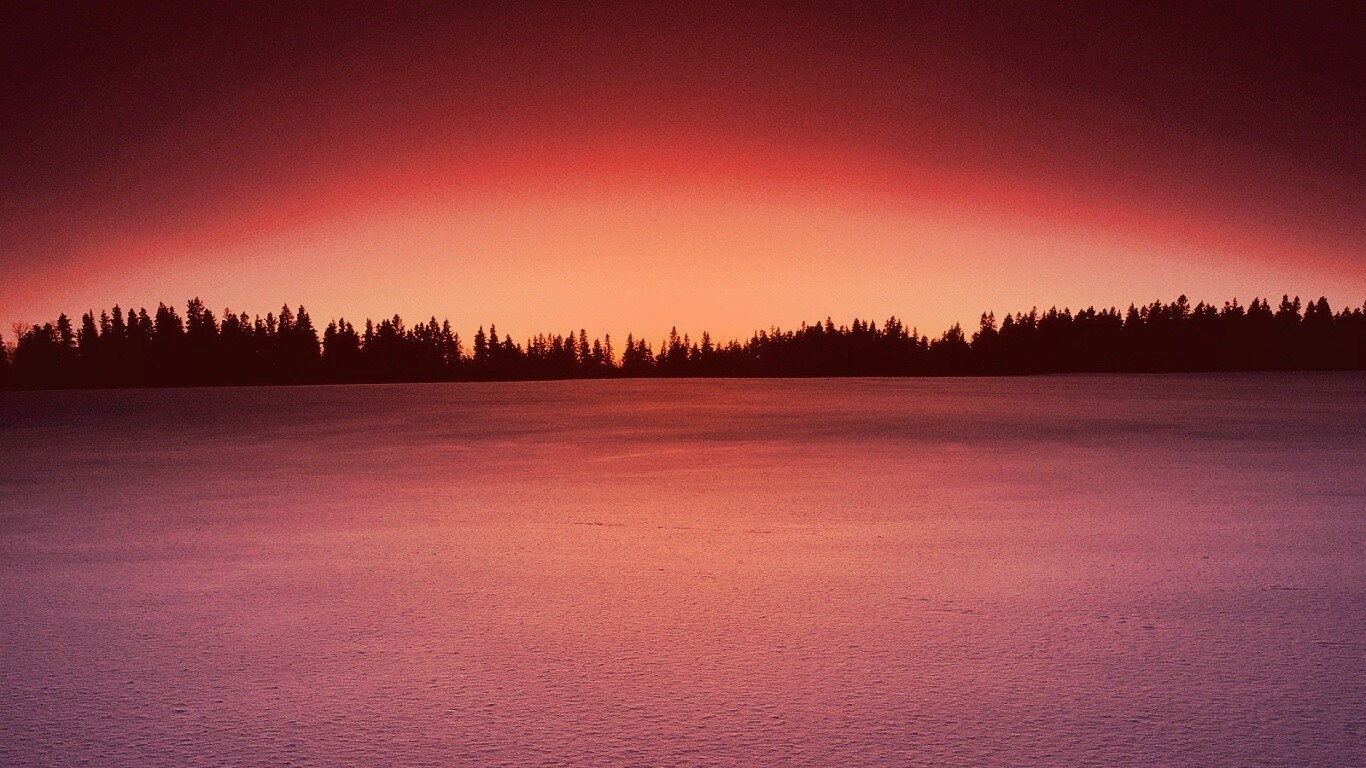 Восход над заснеженным лесом обои