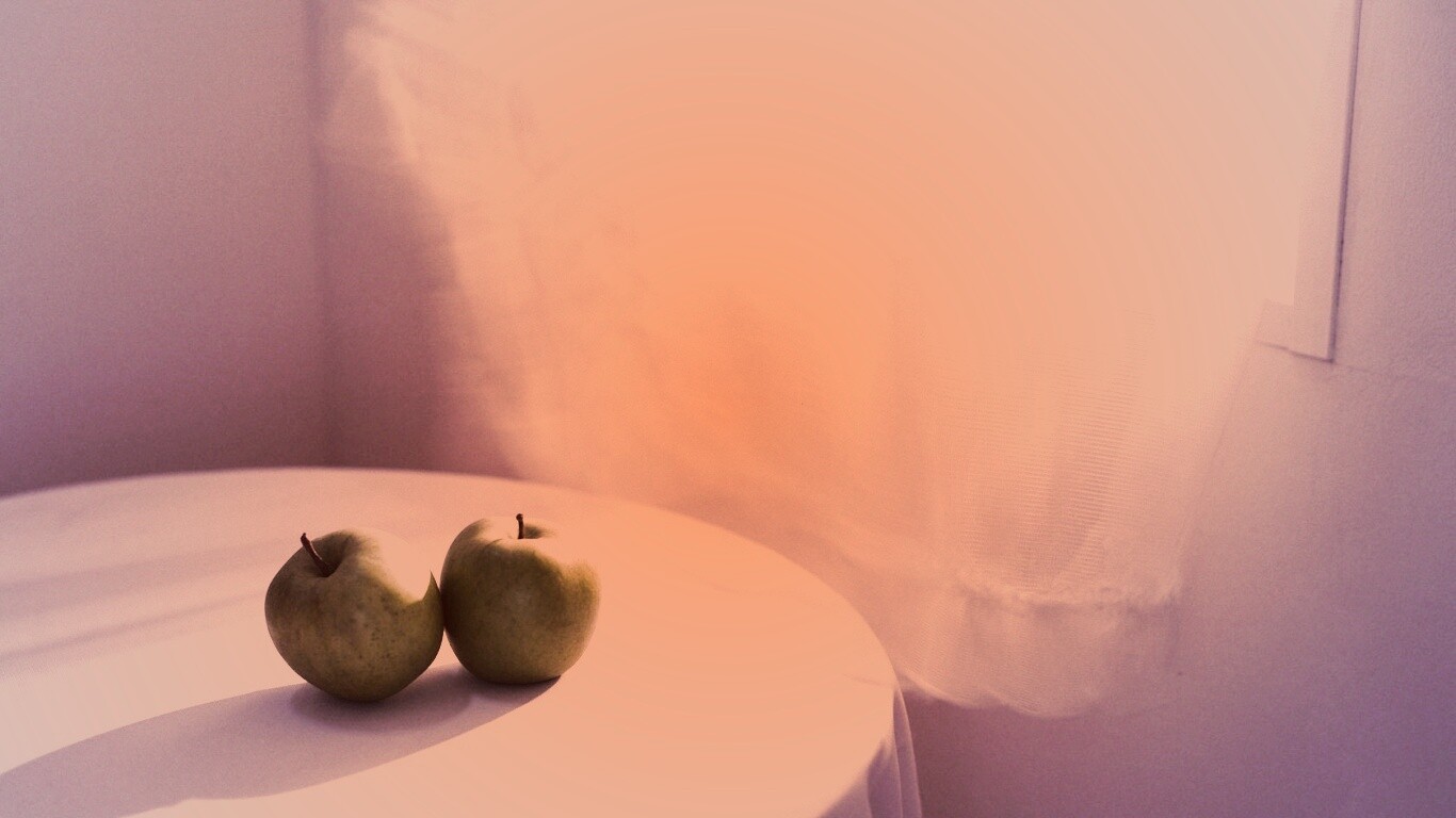 Яблоки на столе перед окном обои