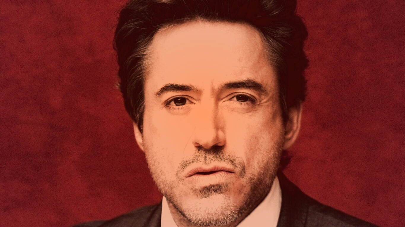 Роберт Дауни младший что-то подозревает обои