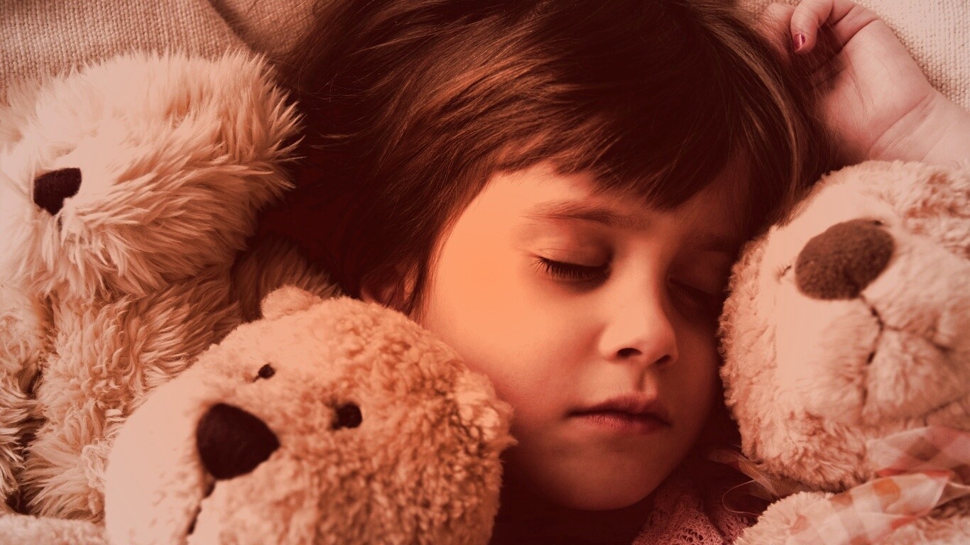 Девочка спит с мишками в обнимку обои
