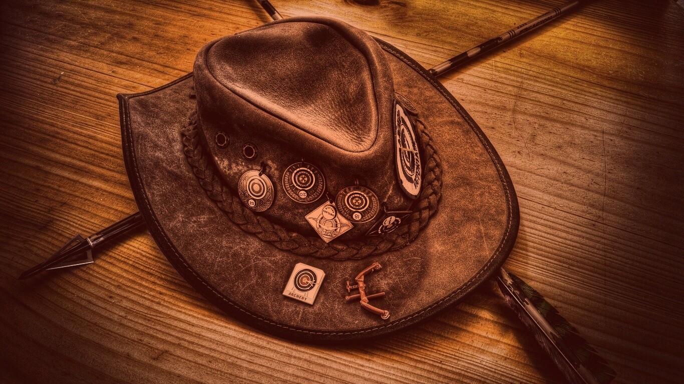 Шляпа и стрелы обои