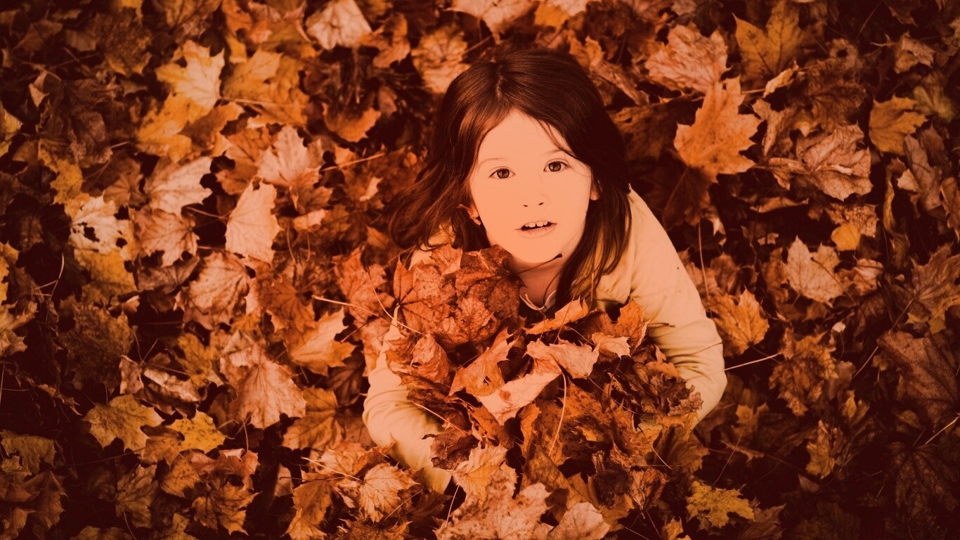 Девочка и осень обои
