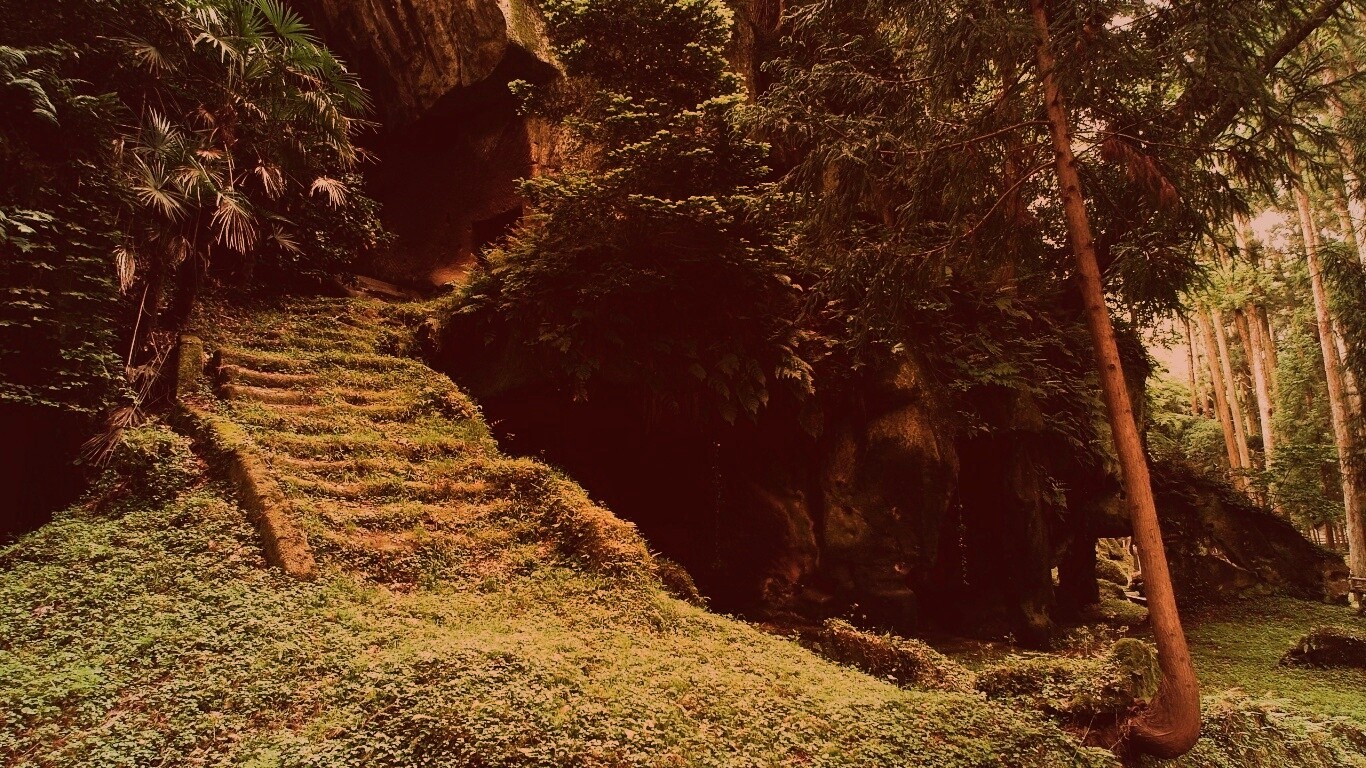 Старинный лесной храм обои