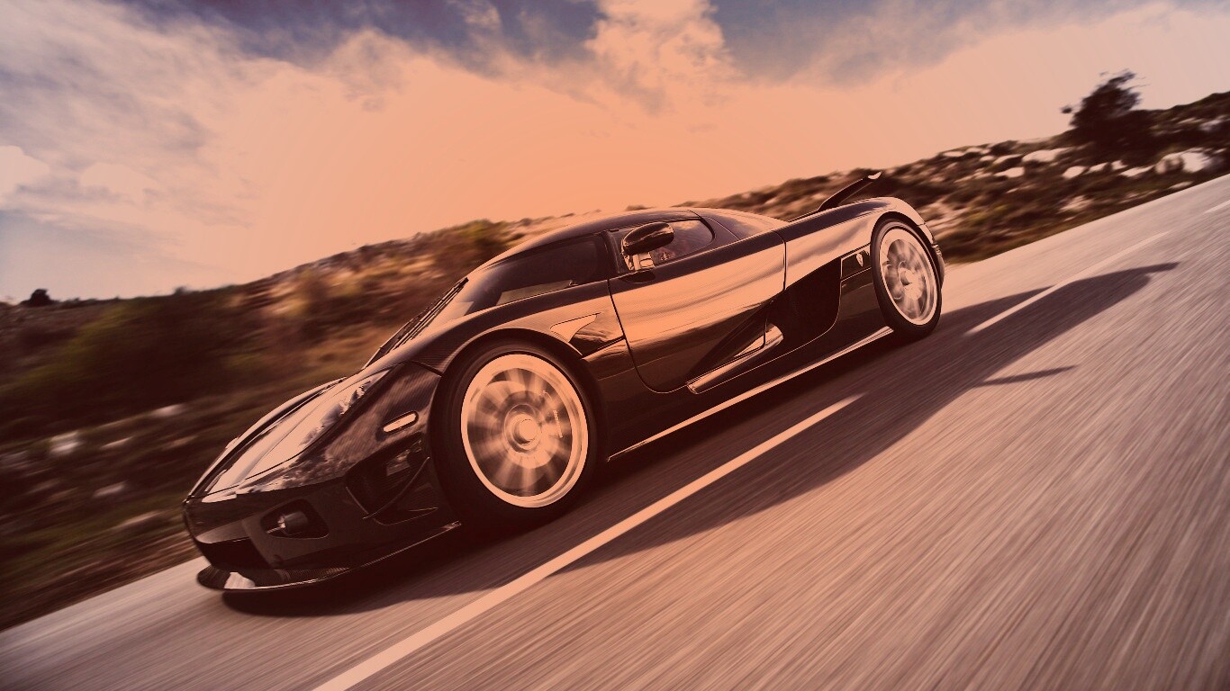 Автомобиль Koenigsegg мчится по трассе обои