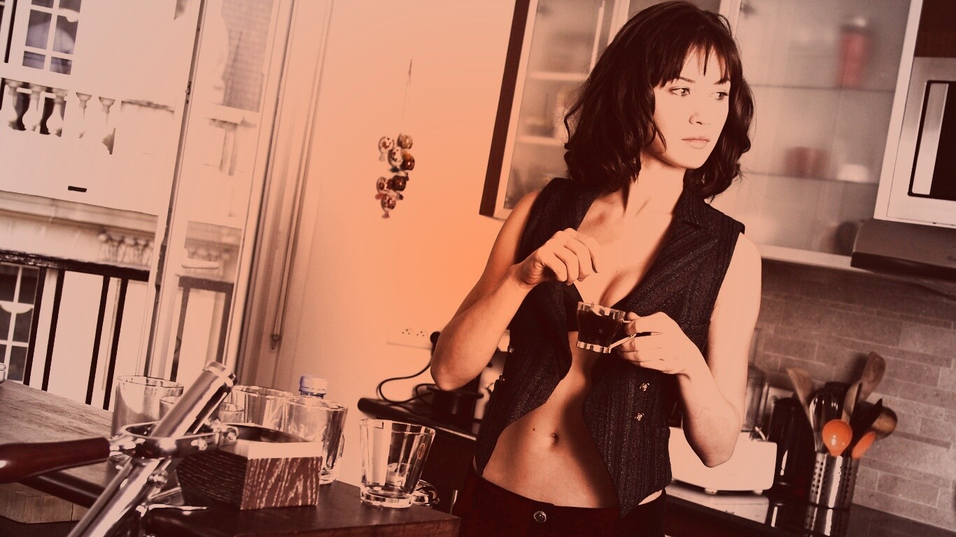 Ольга Куриленко пьет кофе обои