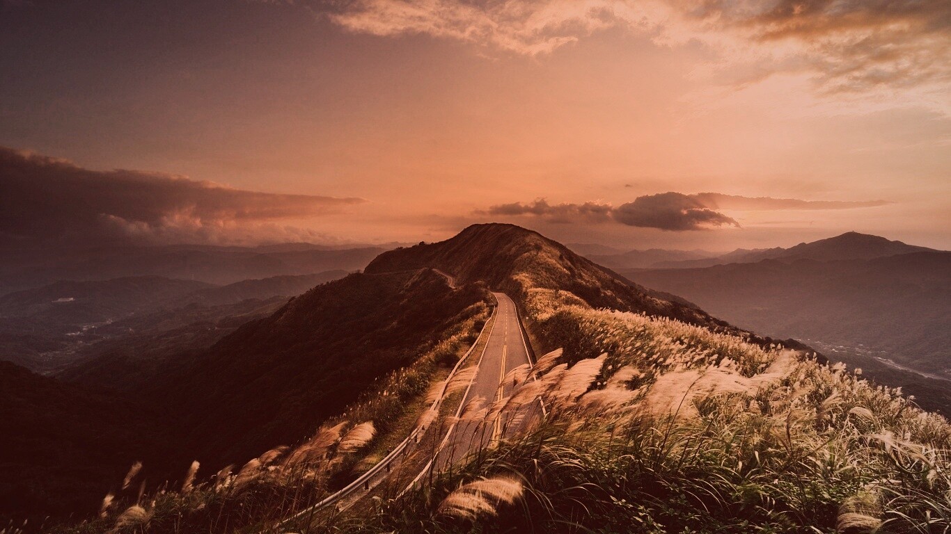 Дорога вдоль вершины холма обои