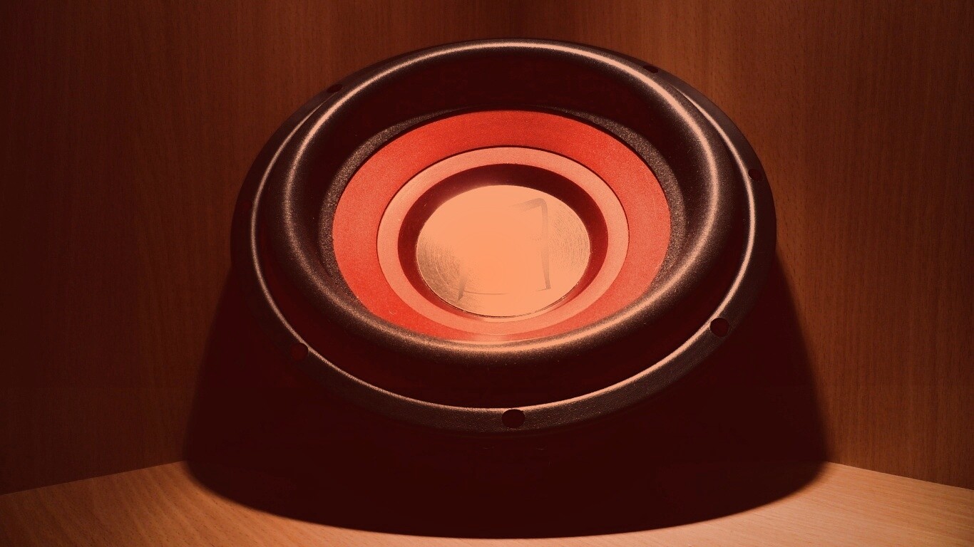 Сабвуфер в углу обои