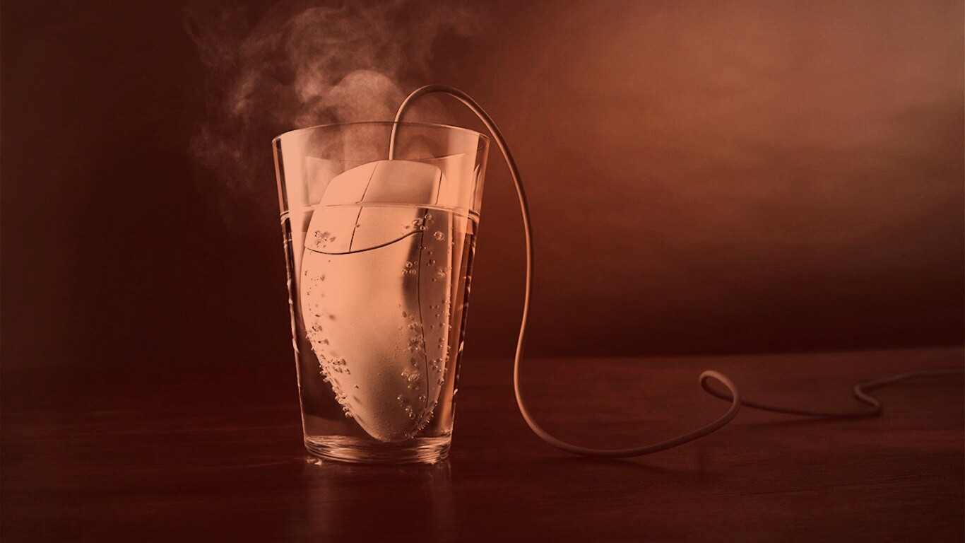 Дымящаяся мышка в стакане воды обои