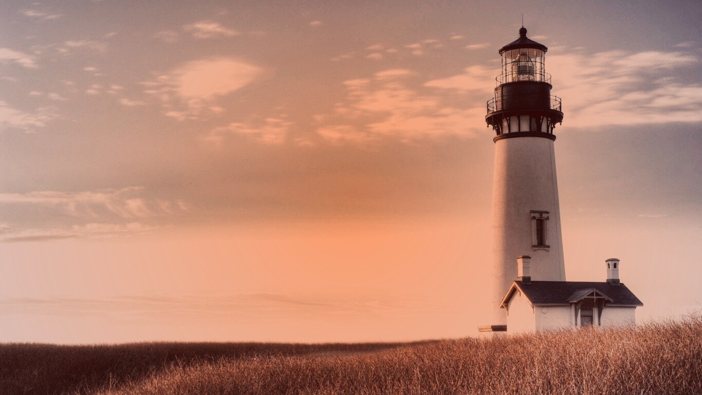 Маяк в поле обои