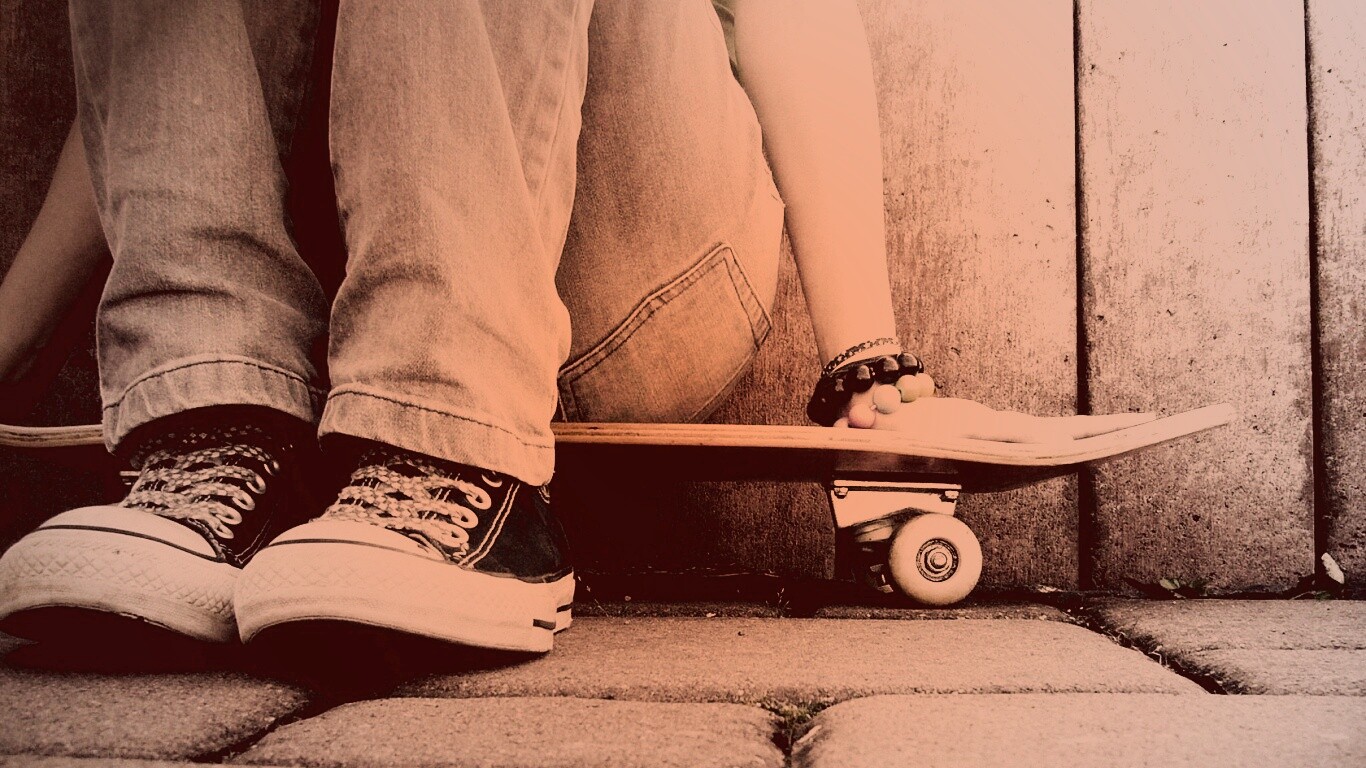 Девушка сидящая на скейте обои