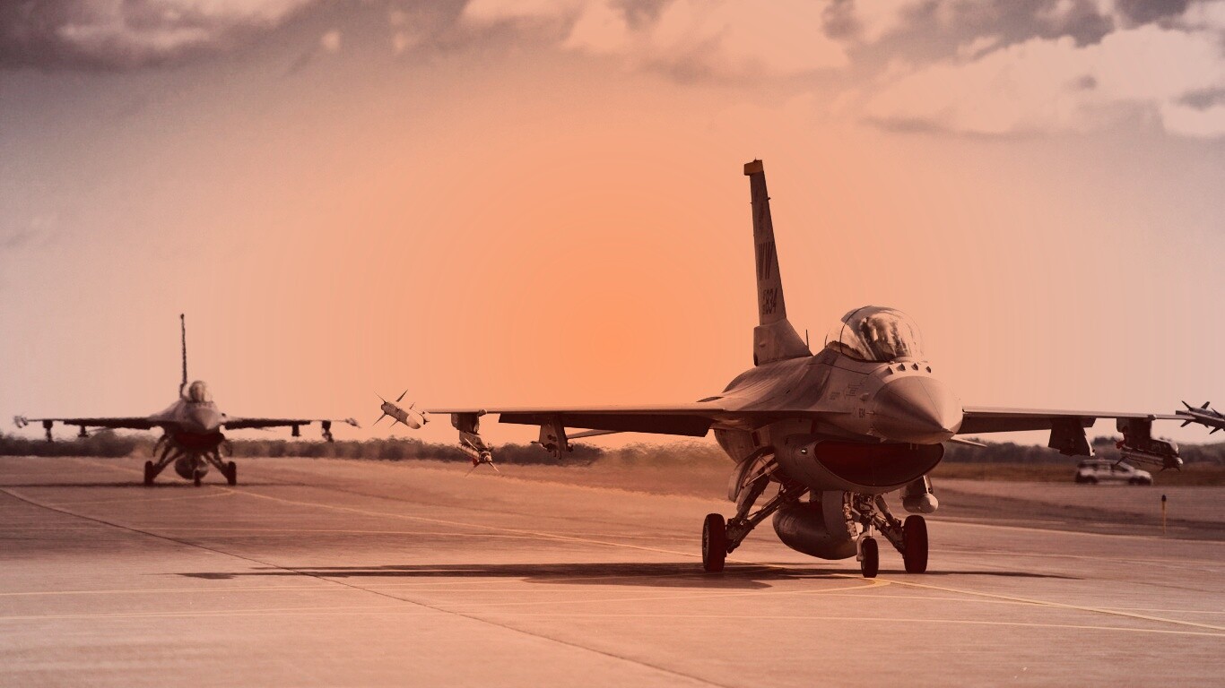 Истребители f16 Falcon на взлетной полосе обои