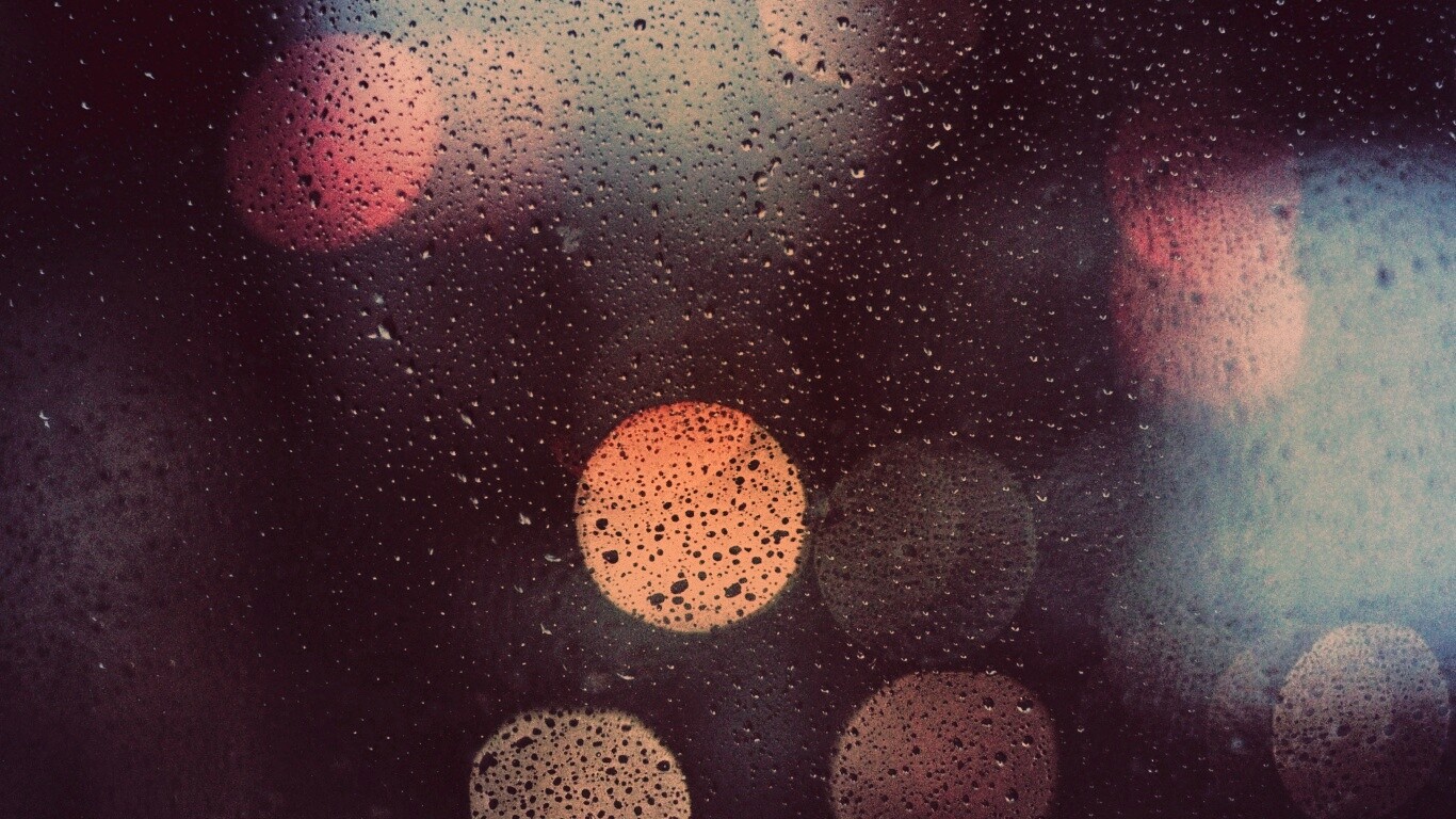 Блики за мокрым стеклом обои