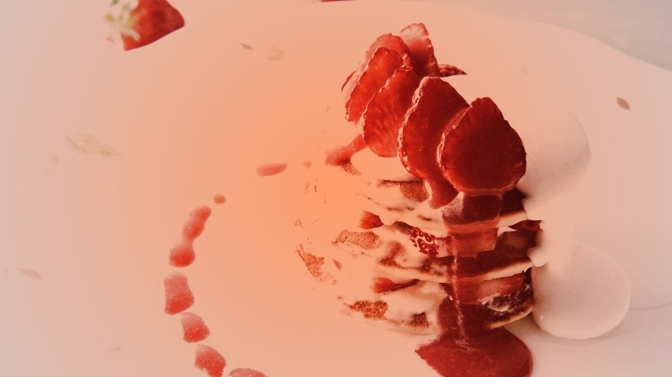 Блинчики с клубникой обои