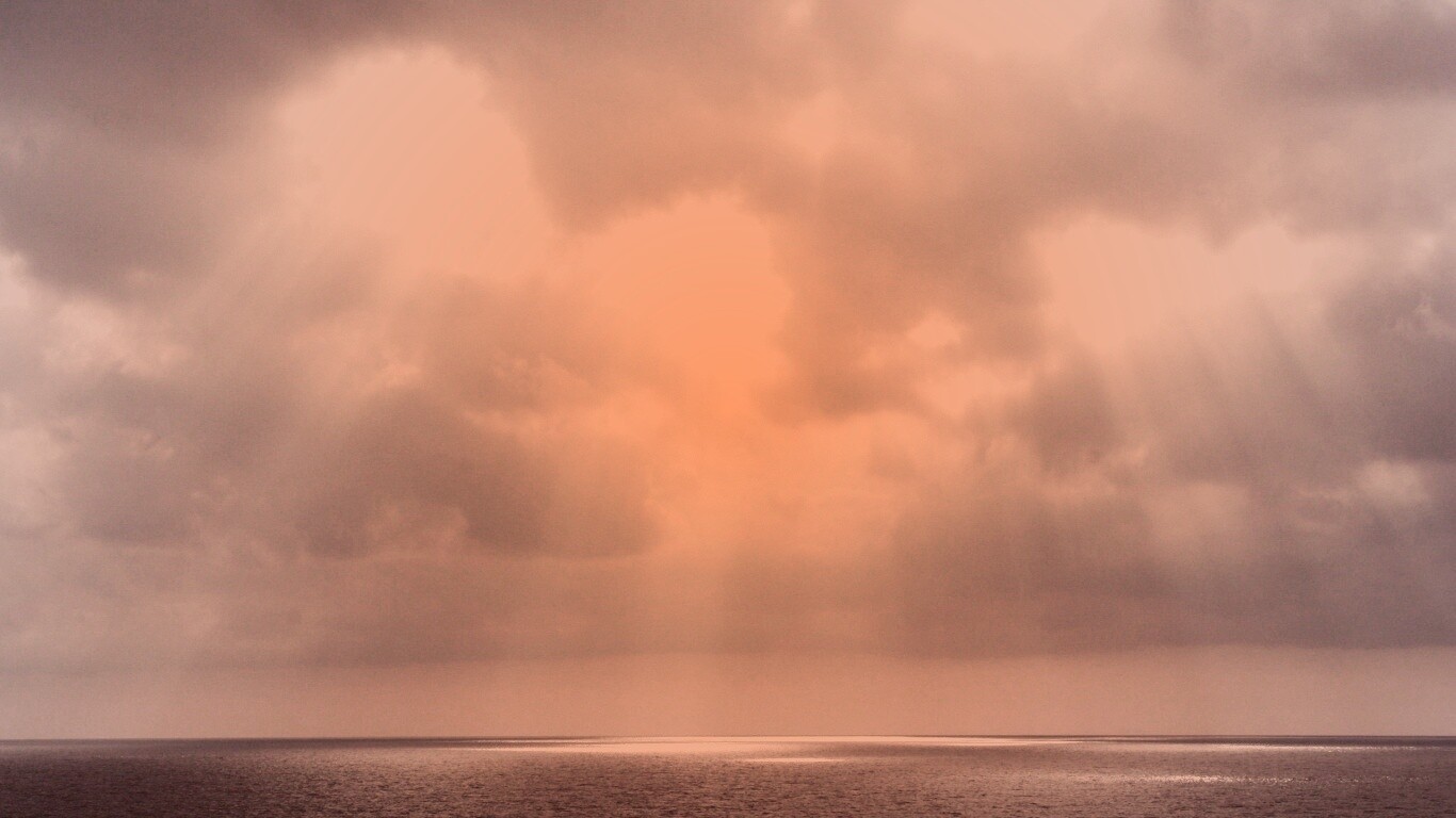 Свет на воде обои