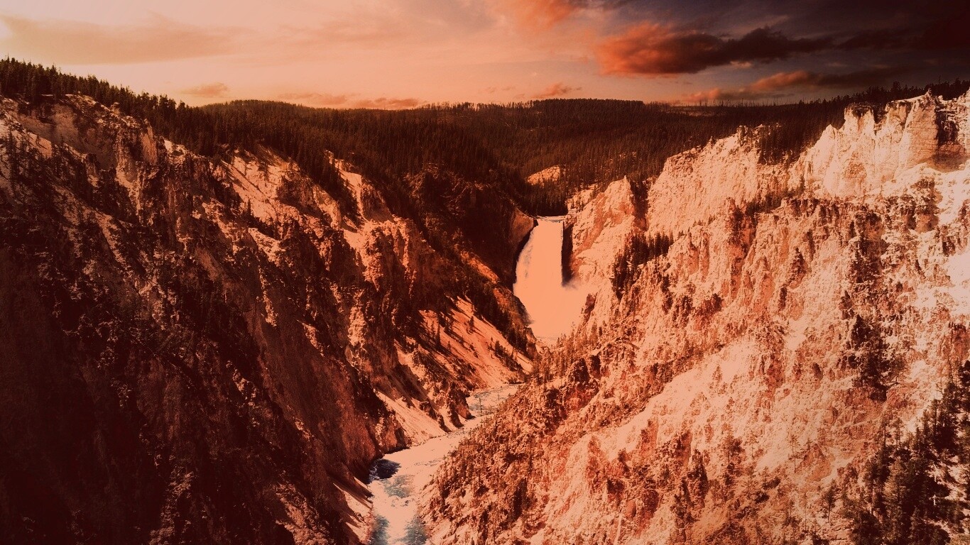 Водопад в скалистой местности обои