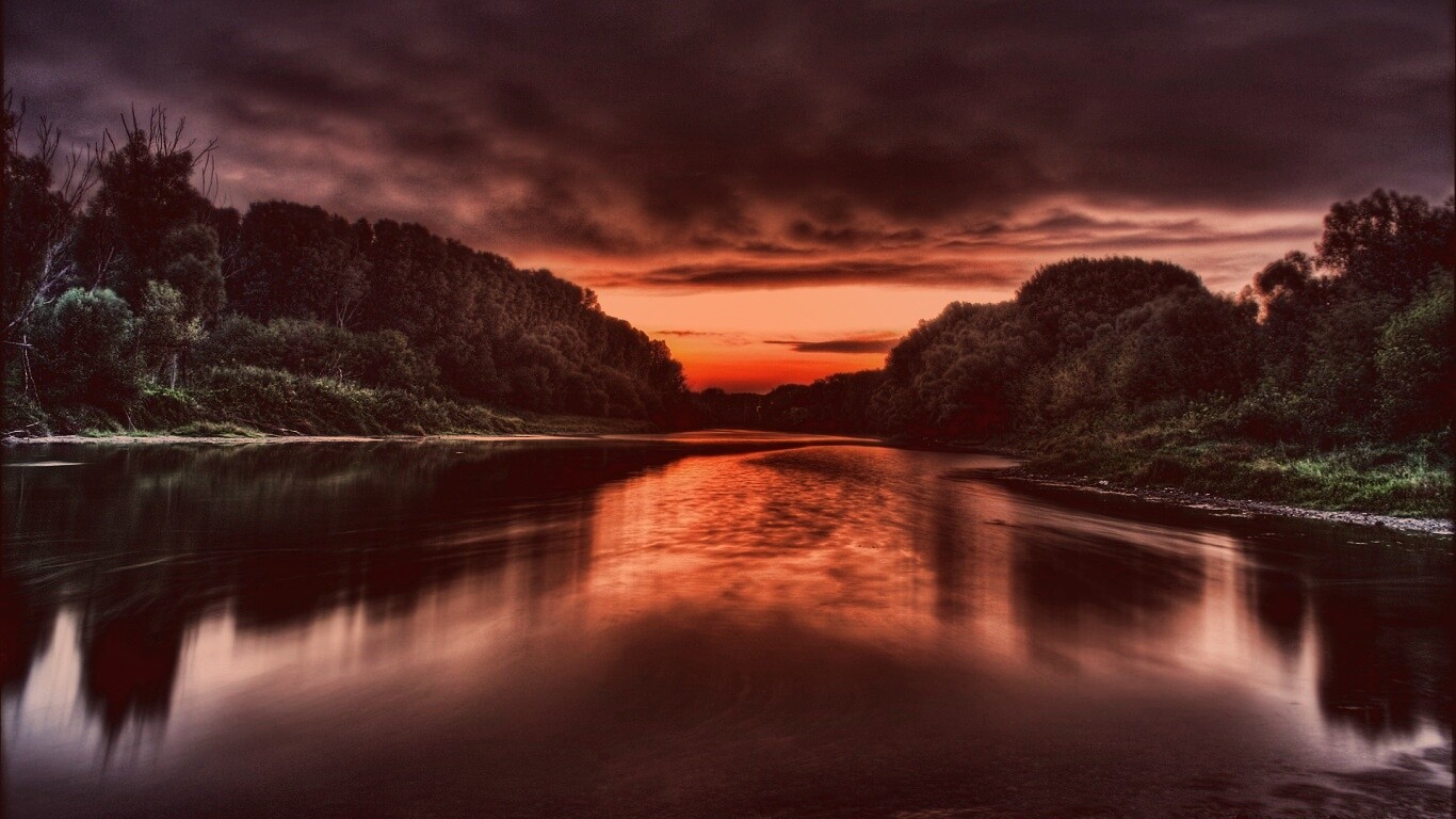 Багровый закат и водная гладь обои
