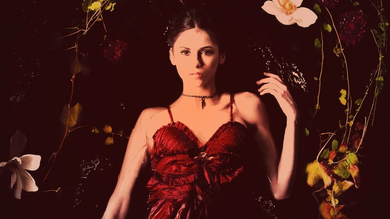 Женщина в красном платье обои