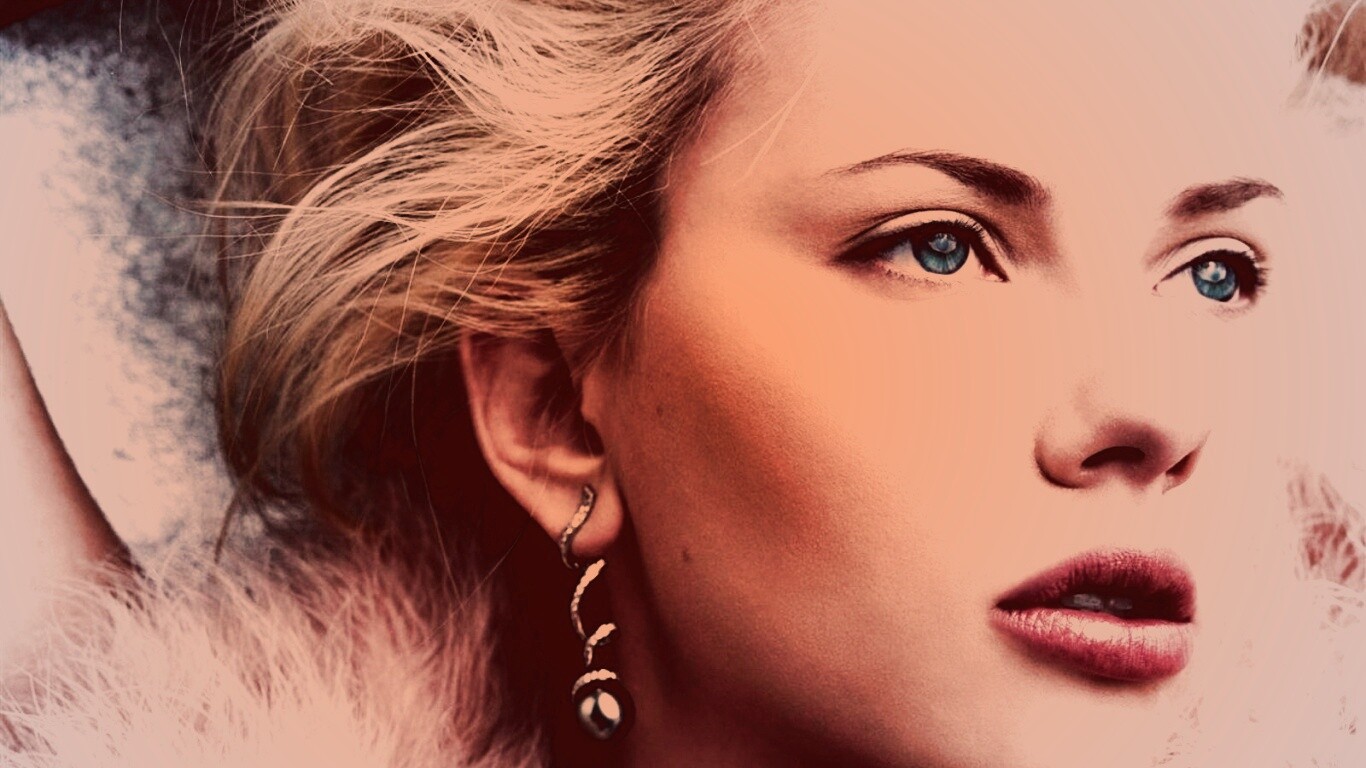 Скарлет Йохансон со змеиными серьгами обои