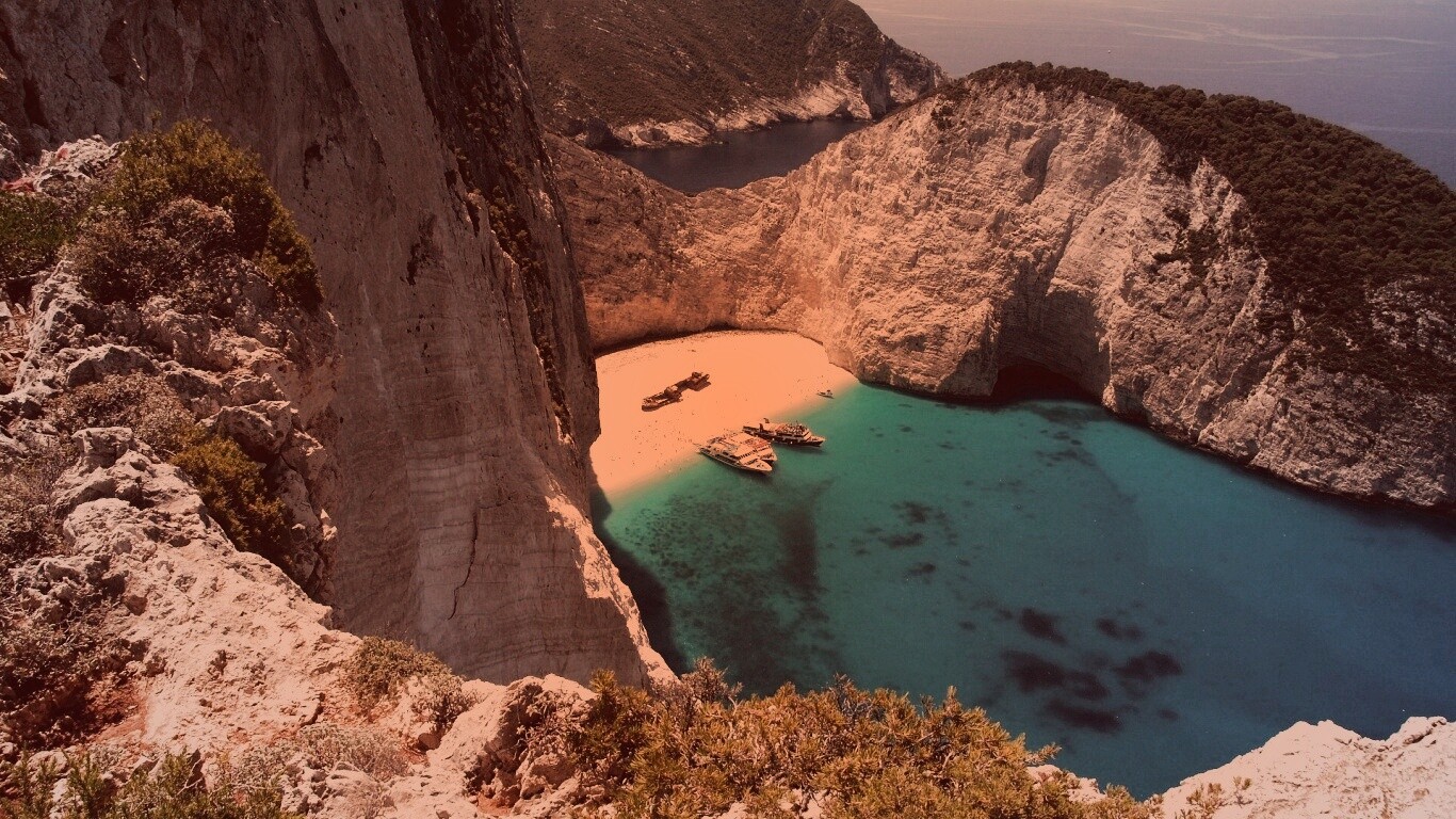 Яхты в бухте обои