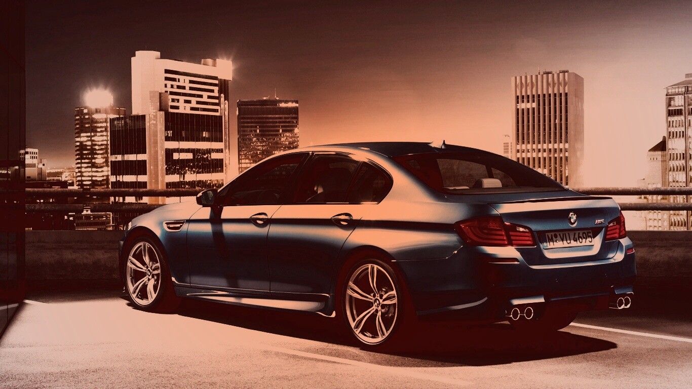 BMW F10 на городской парковке обои