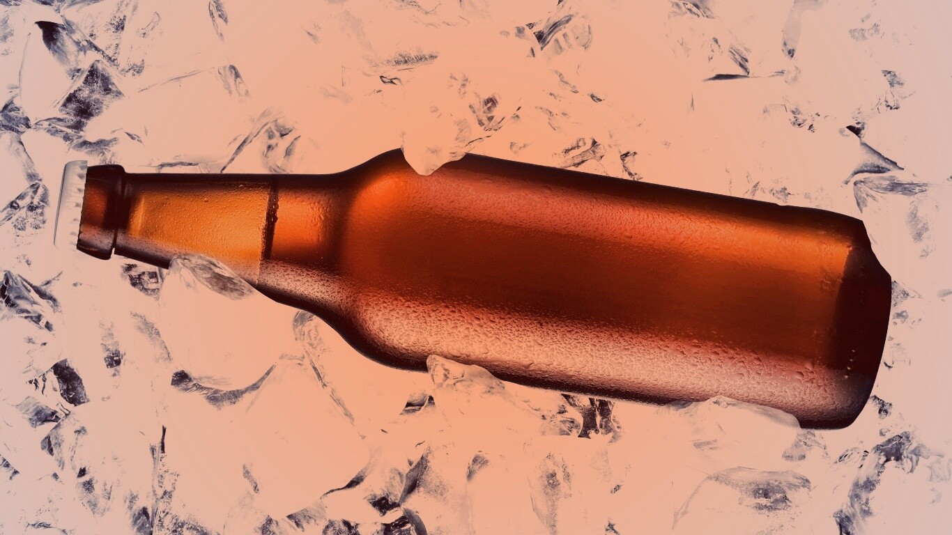 Бутылка пива во льду обои