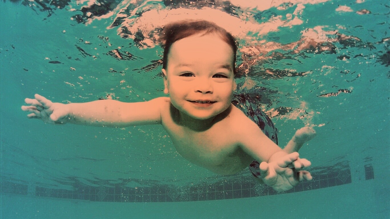 Маленький пловец обои