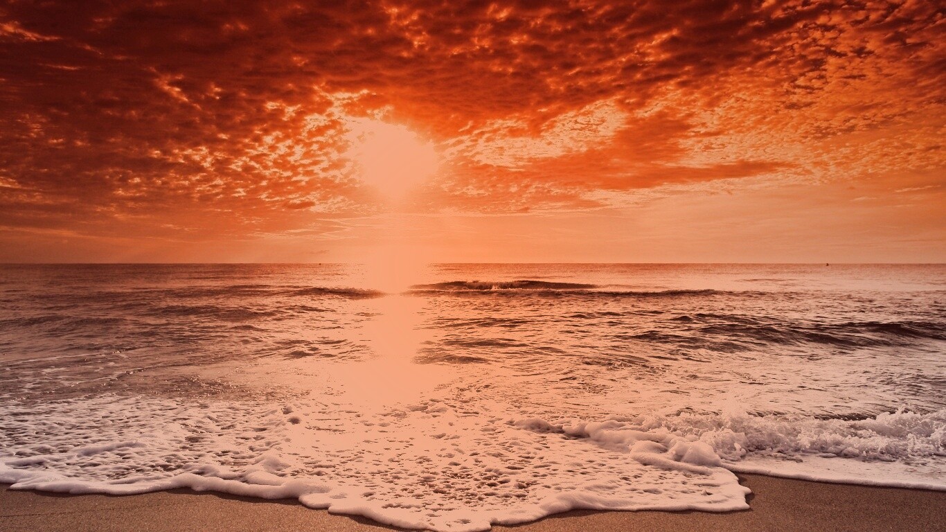 Берег моря в лучах заката обои