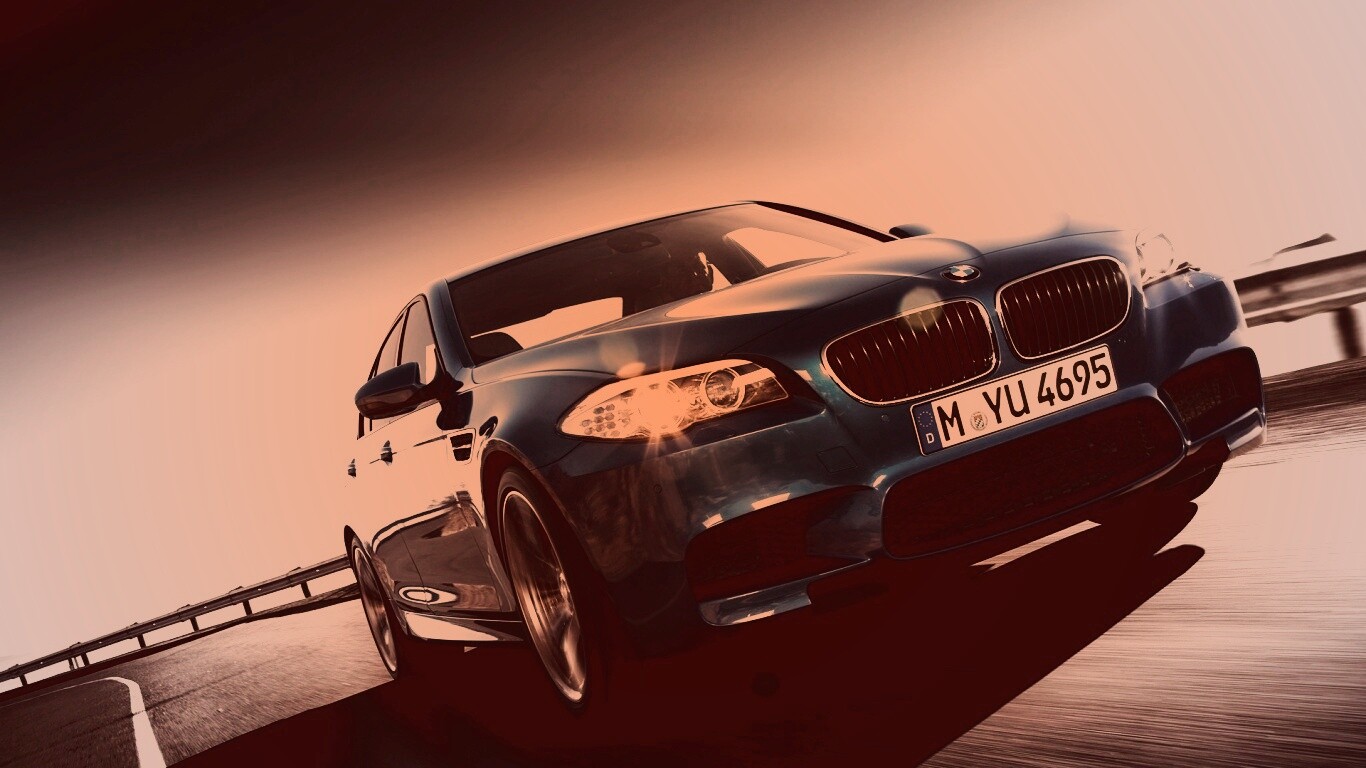 Синий БМВ на трассе обои