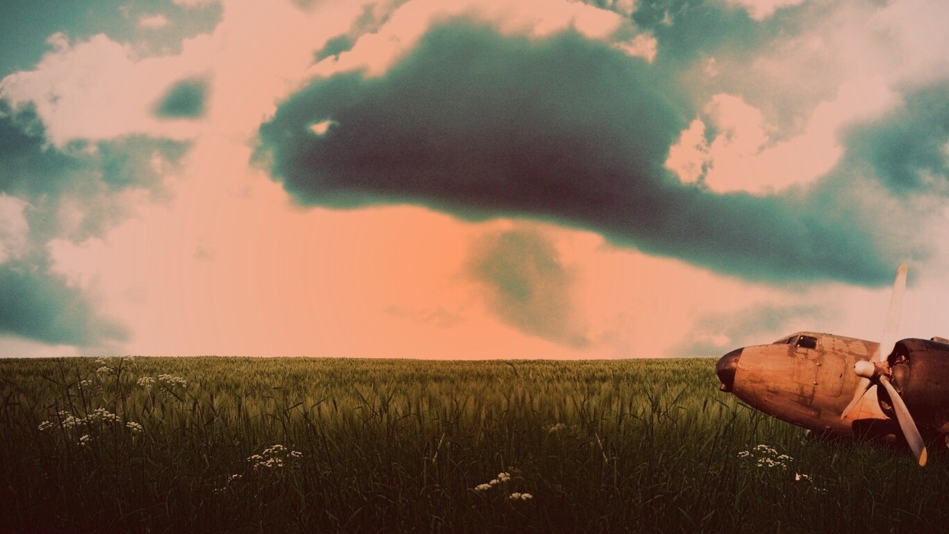 Старый ржавый самолет на лугу обои