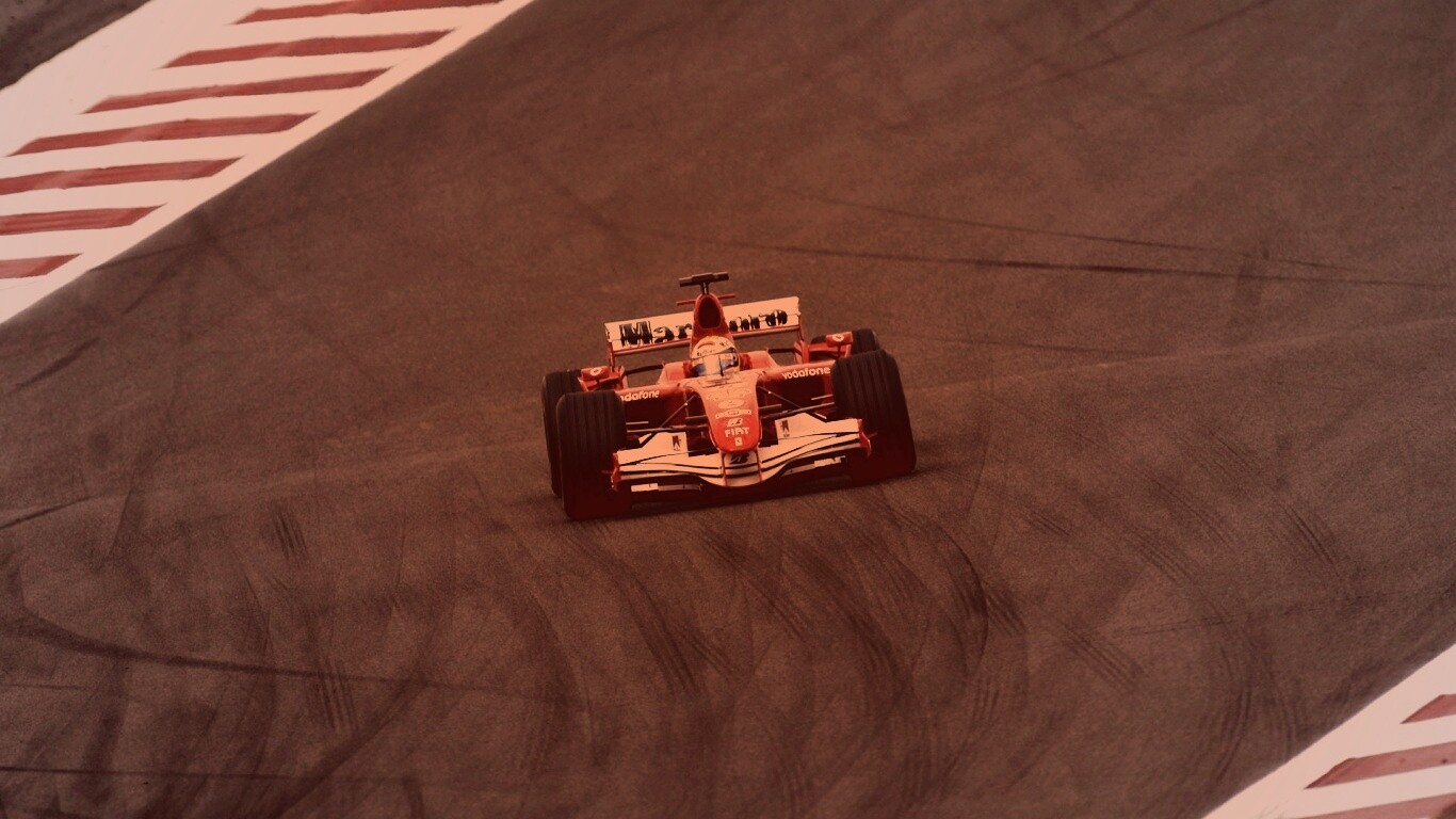 Болид на тарссе обои