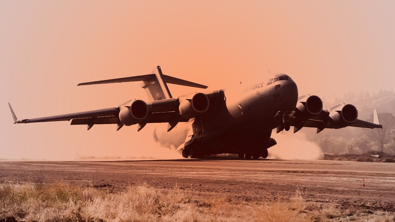 Грузовой самолёт на посадке обои