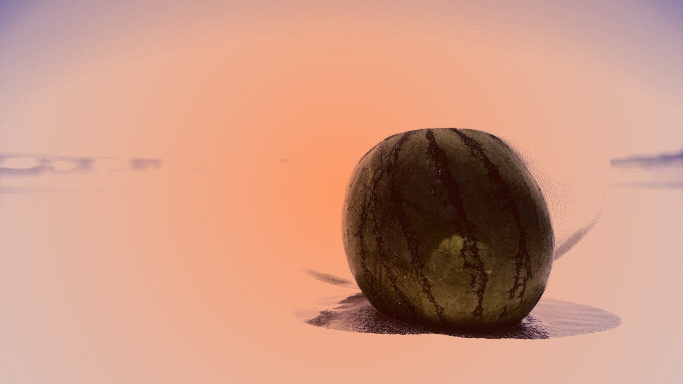 Арбуз в летней шляпке на пляже обои