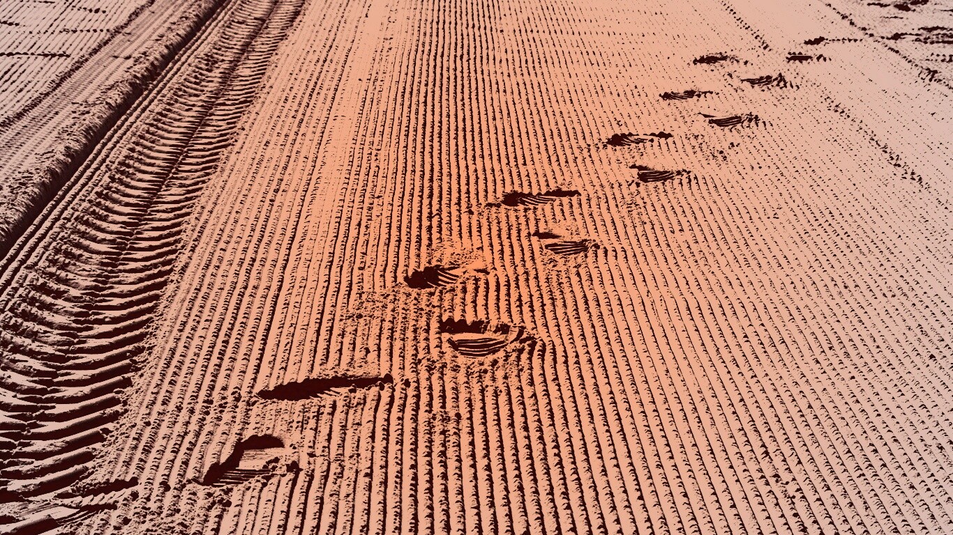 Следы на песке обои