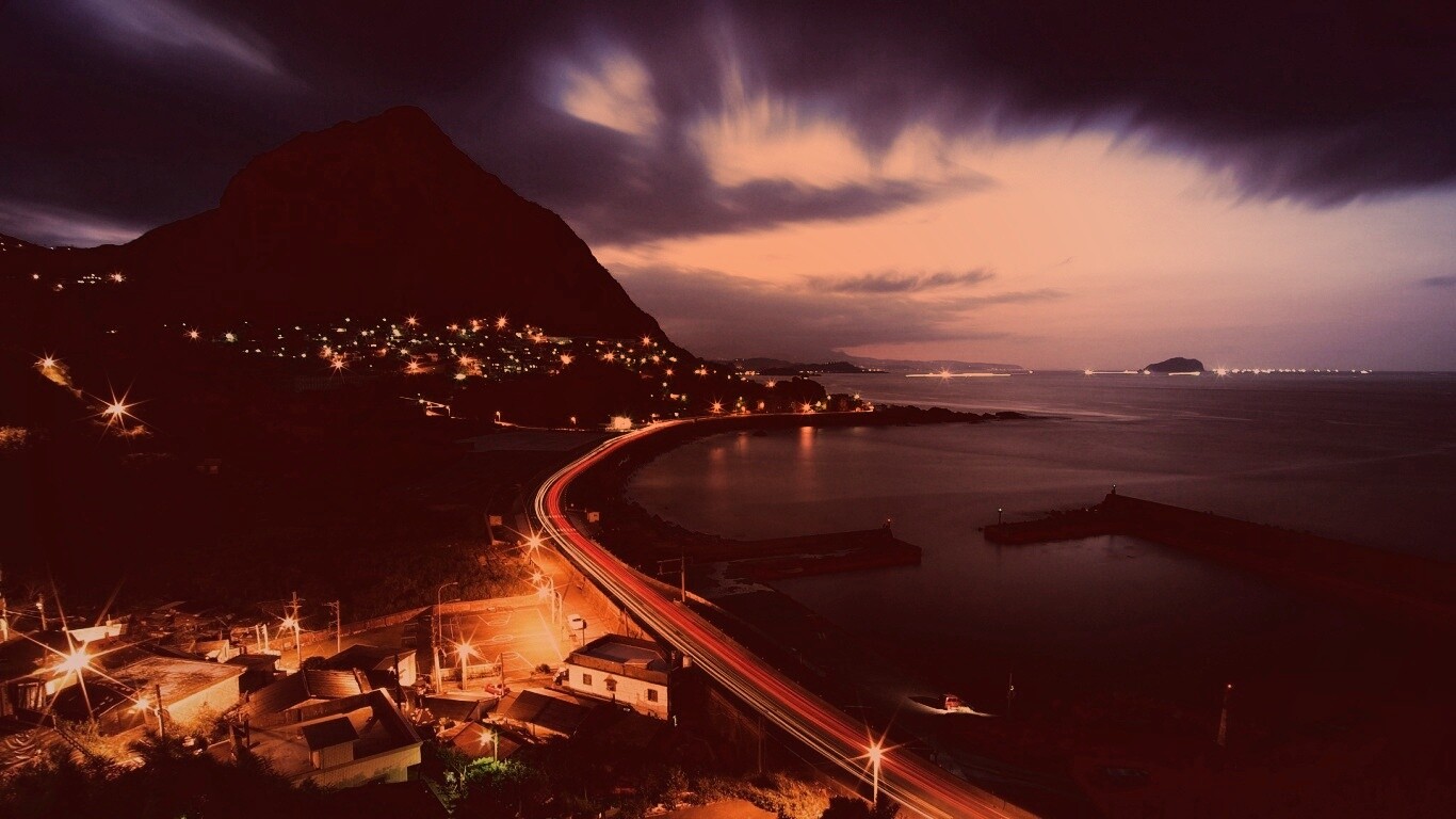 Городок у моря обои