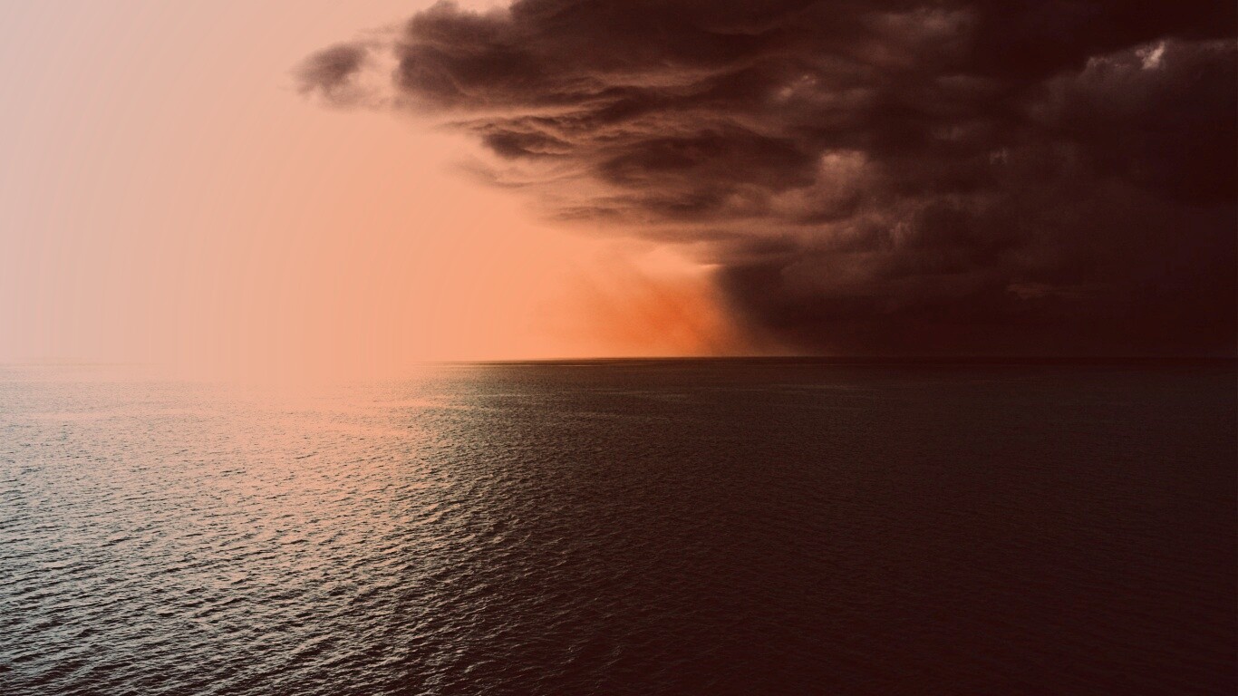 Синее море и грозные тучи обои