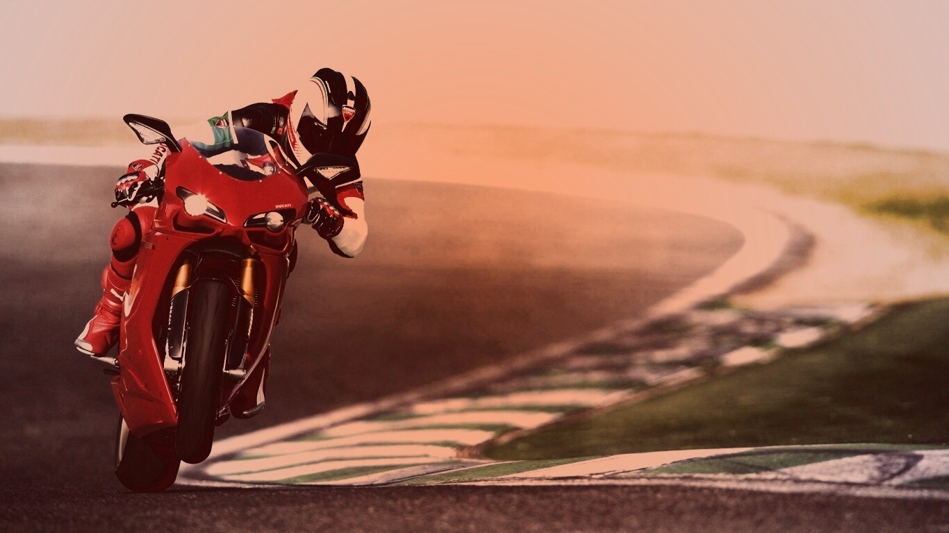 Мотоциклист на заднем колесе обои