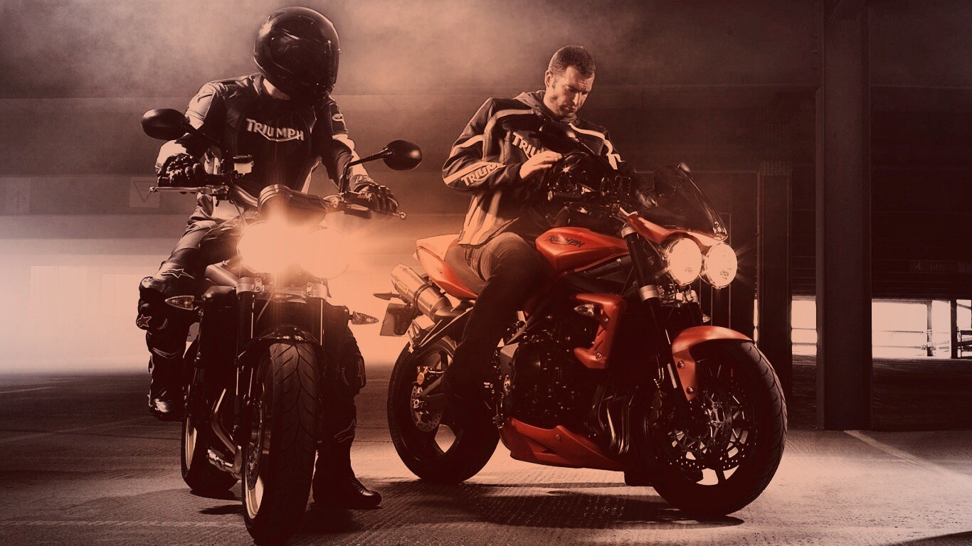 Мотоциклисты на парковке обои