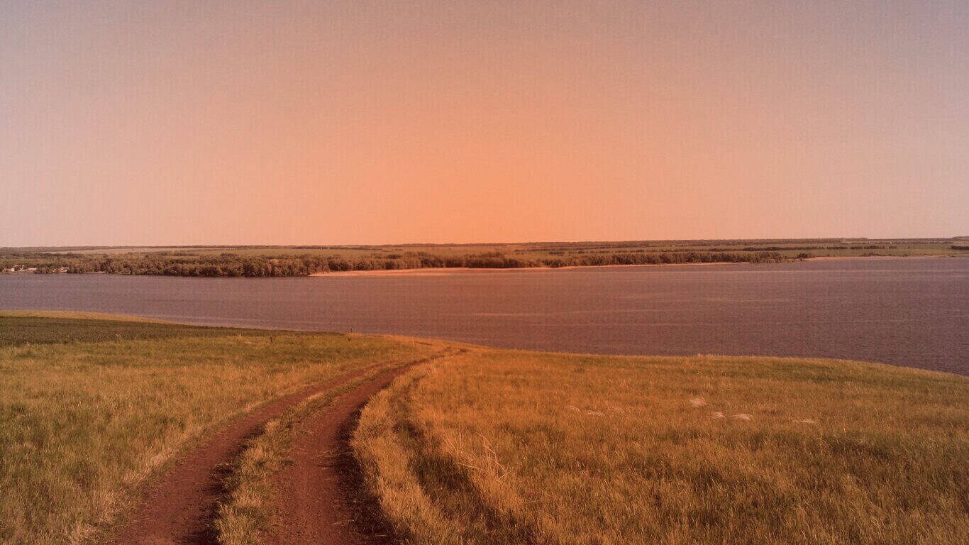 Дорога спускается к воде обои