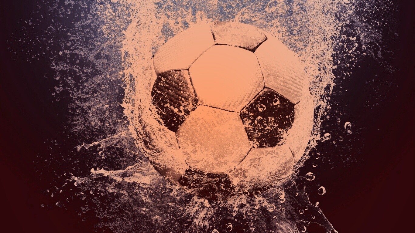 Футбольный мяч в воде обои