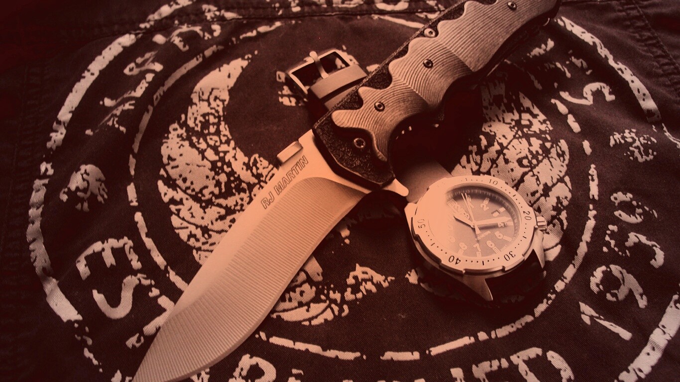 Солдатские часы и нож обои