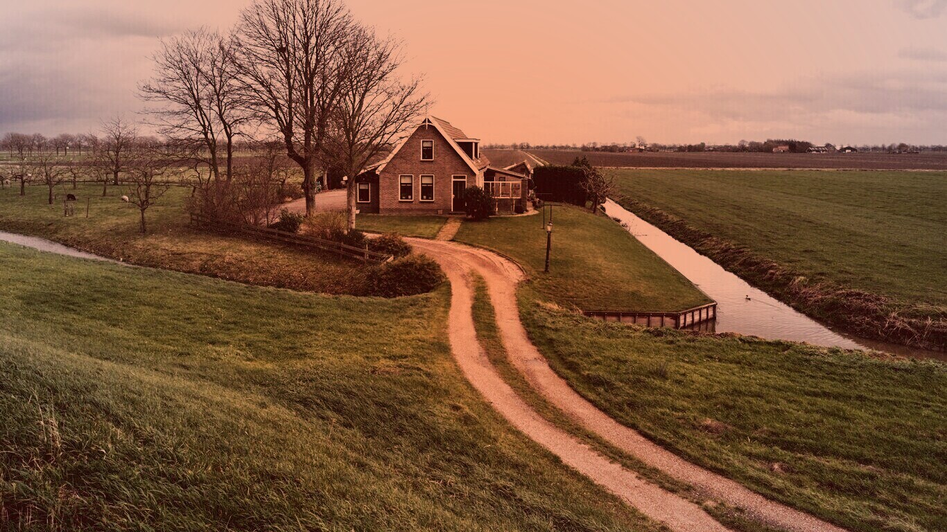 Дом в поле обои