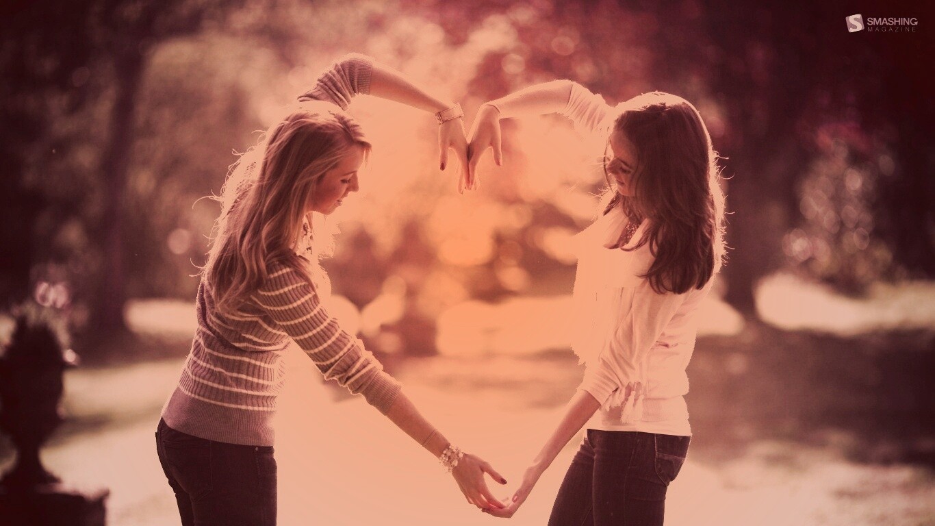 Две девушки и сердце из рук обои