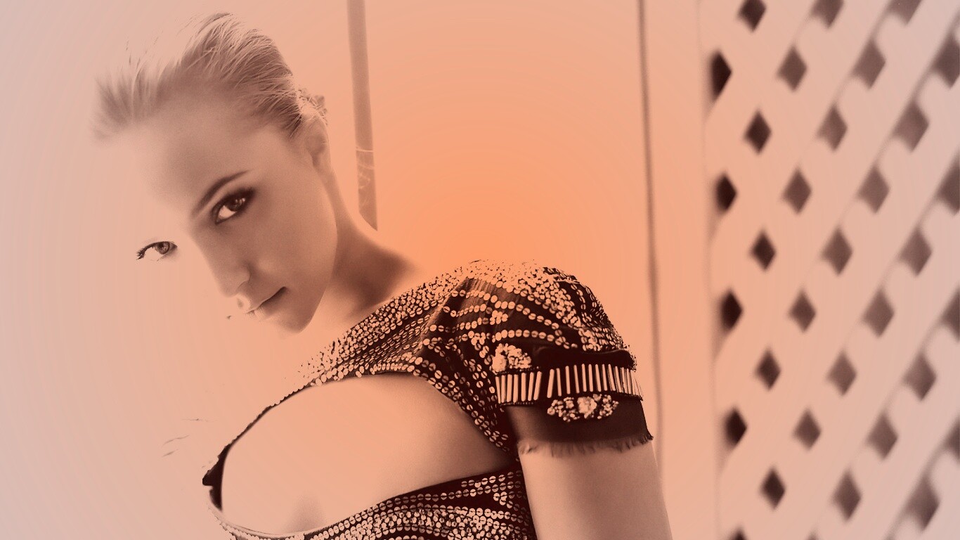 Блондинка у окна обои