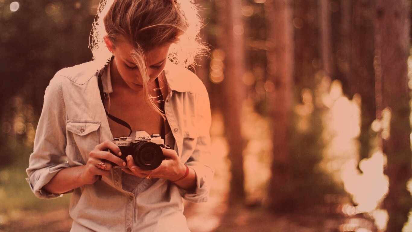 Девушка-фотограф обои