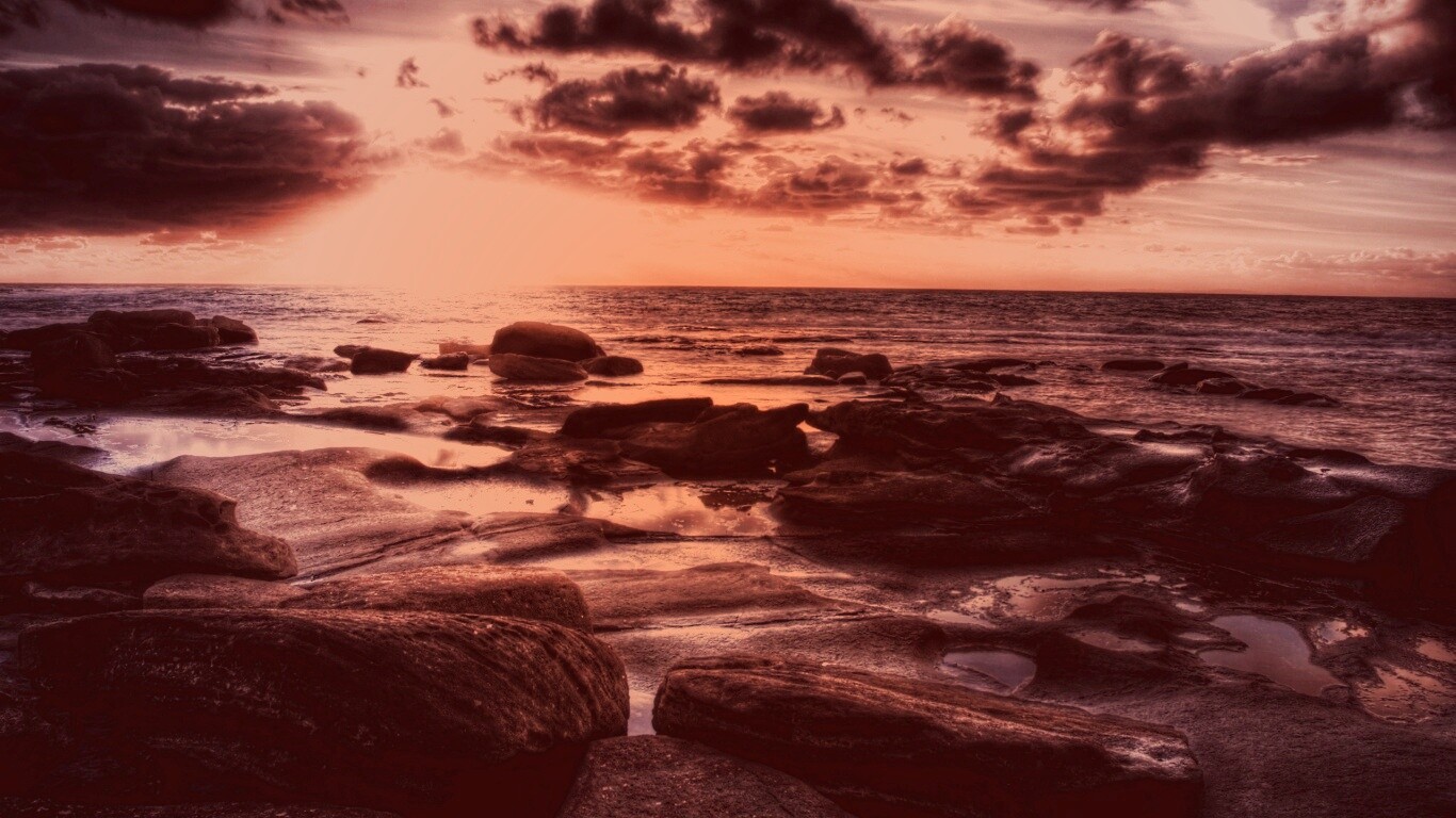 Каменистый берег на закате обои