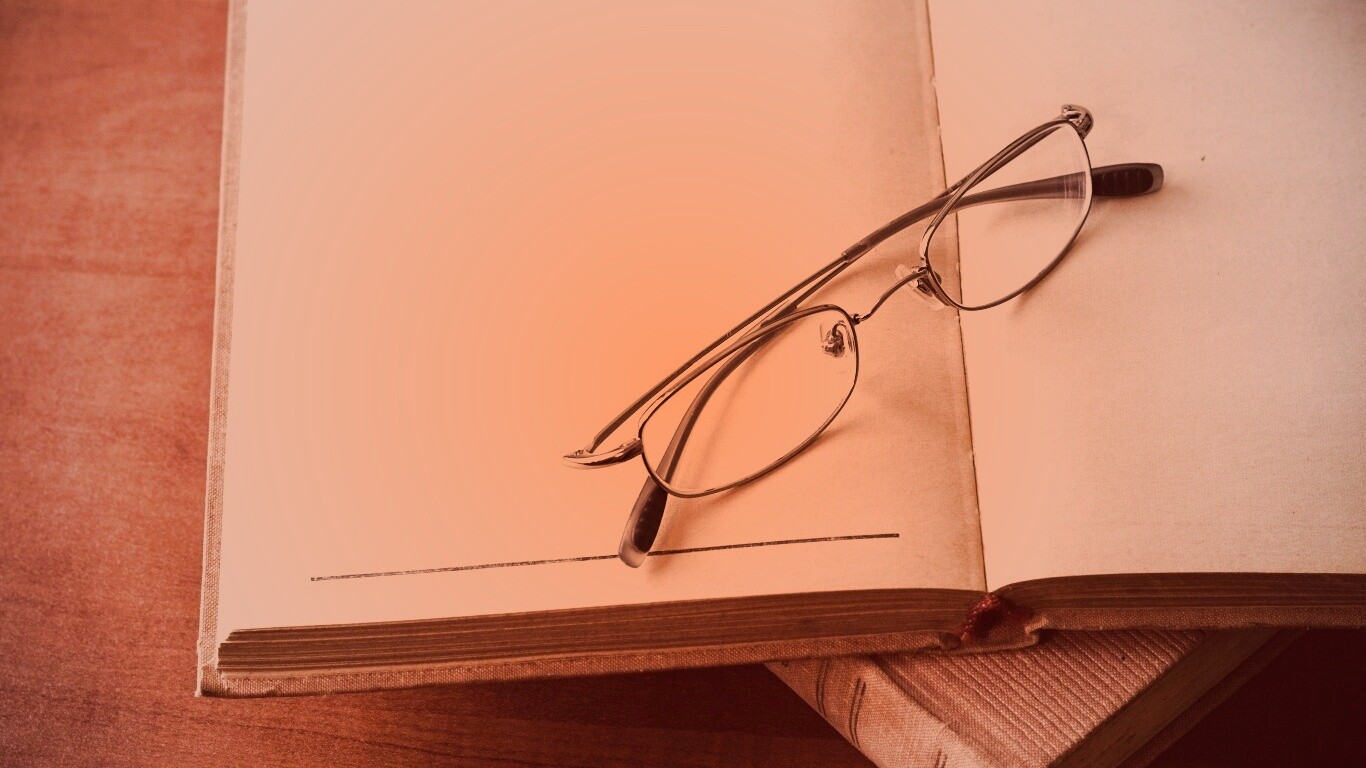 Очки и блокнот обои