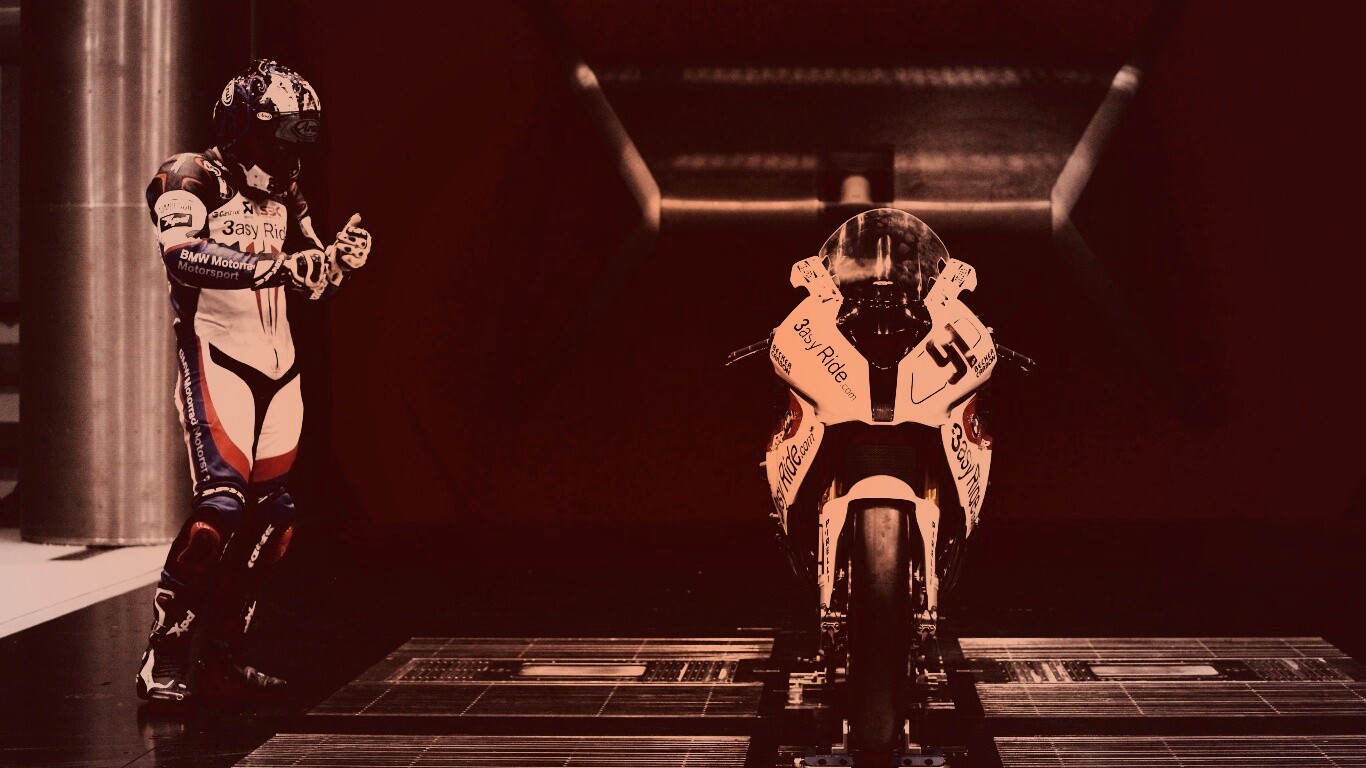 Мотоцикл на тестовом стенде обои