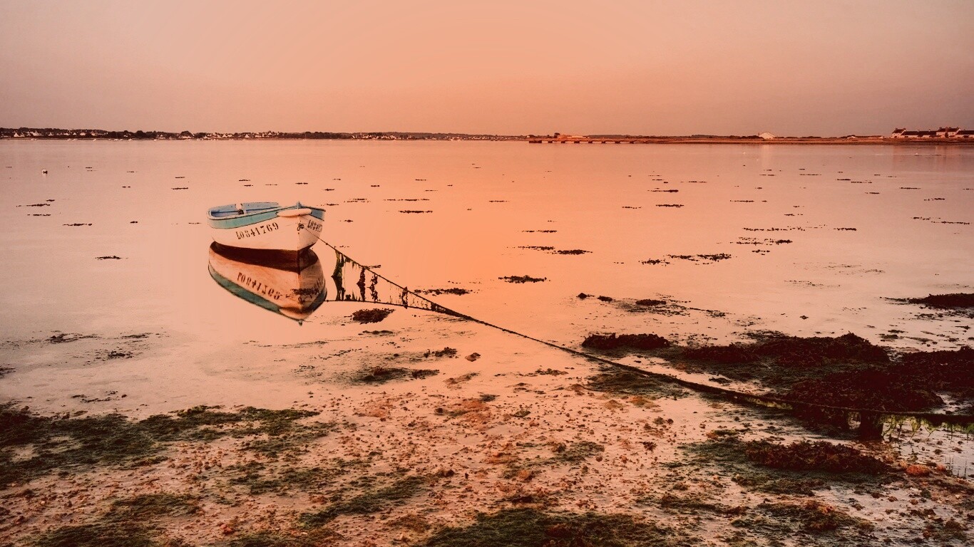 Лодка на илистом берегу обои